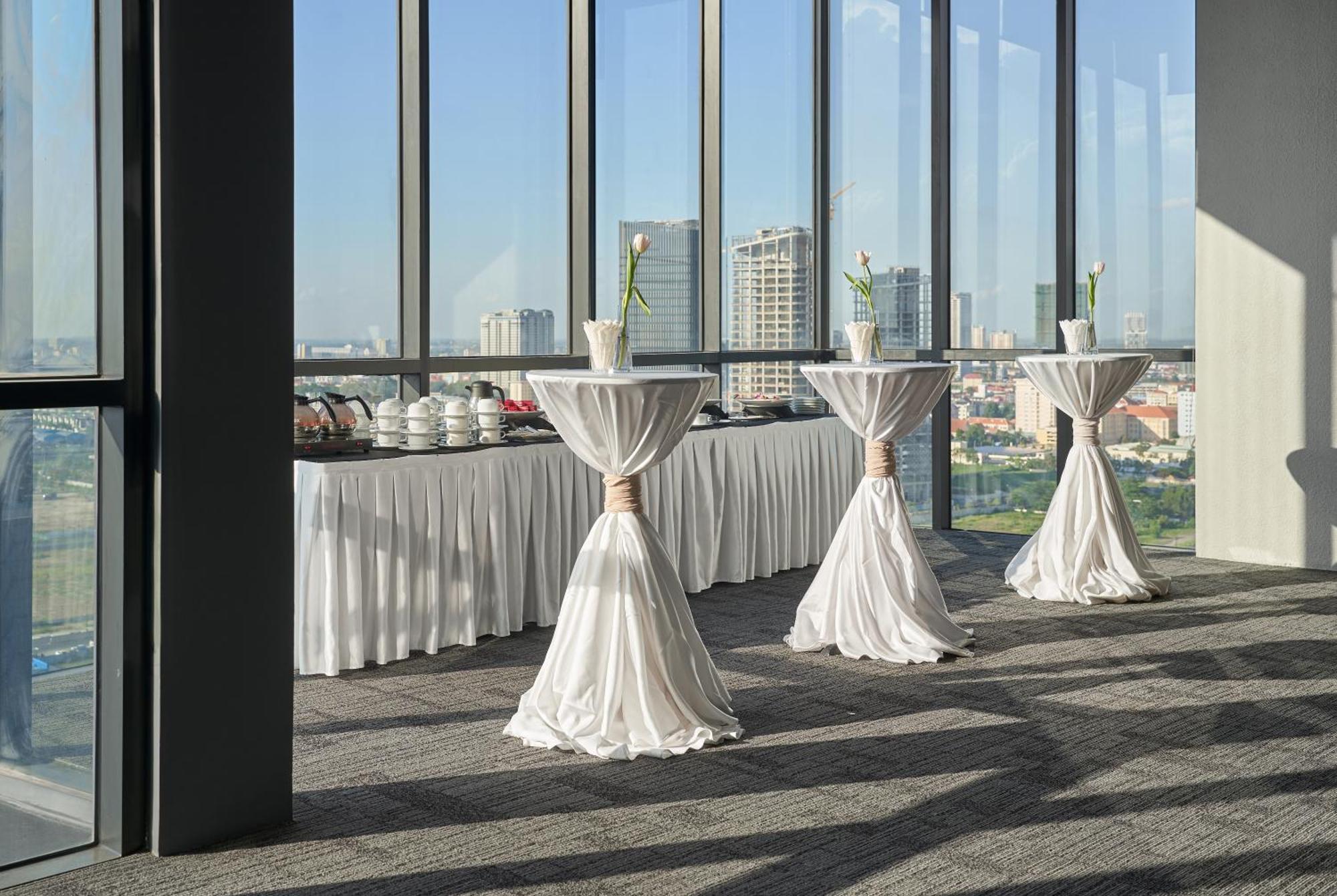 ไลวี อิงค์ โฮเต็ล แอนด์ เรสซิเดนซ์ Hotel พนมเปญ ภายนอก รูปภาพ