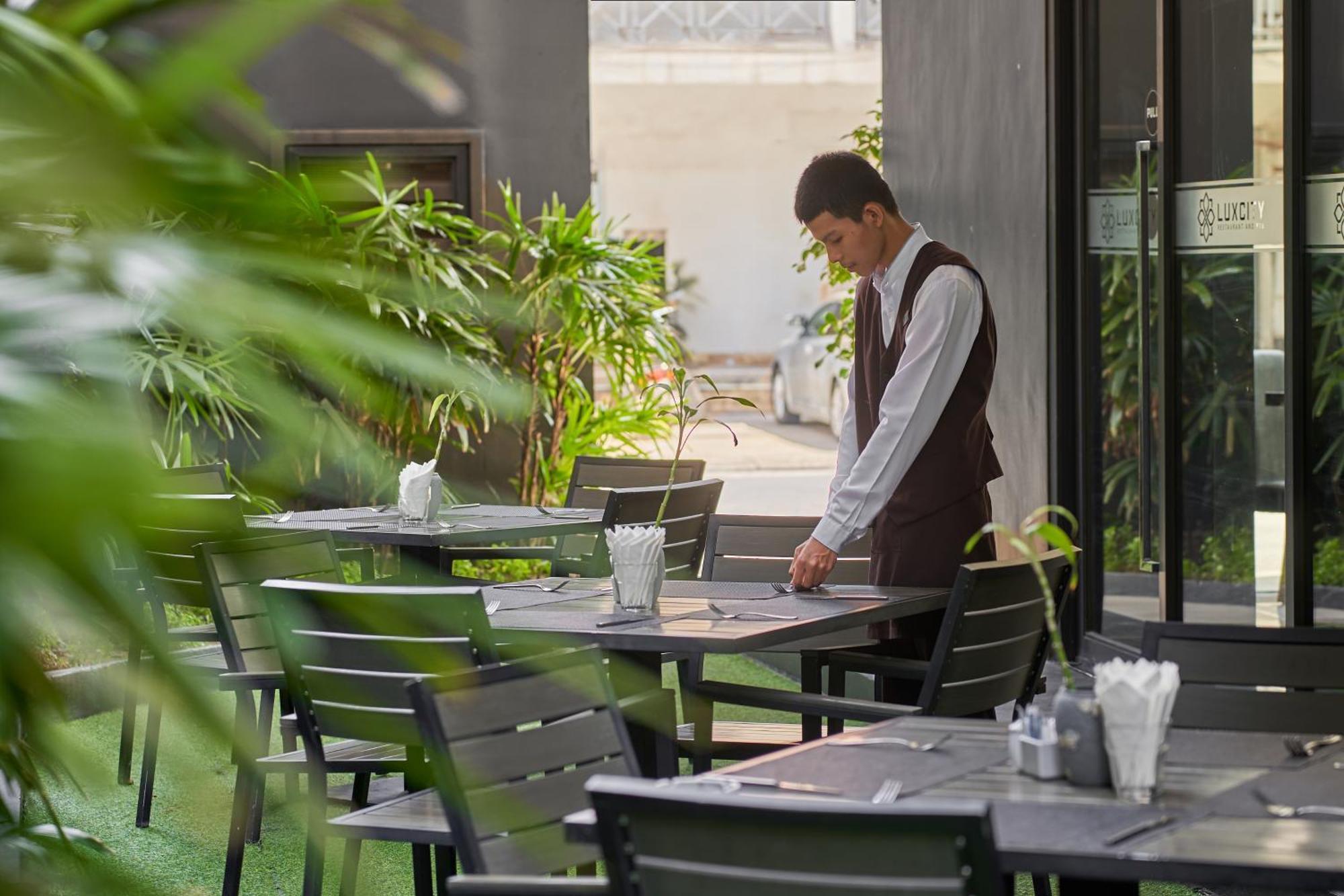ไลวี อิงค์ โฮเต็ล แอนด์ เรสซิเดนซ์ Hotel พนมเปญ ภายนอก รูปภาพ